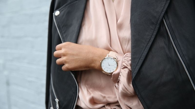 Đeo đồng hồ ở cổ tay nào là phù hợp 